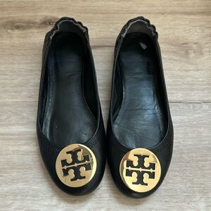 Tory Burch Minnie Ballet Flat in black/gold size 6.5